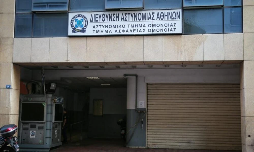 Αντικαθίσταται ο Διοικητής στο ΑΤ Ομόνοιας μετά την αυτοκτονία κρατουμένου και απόδραση συγκρατουμένου του